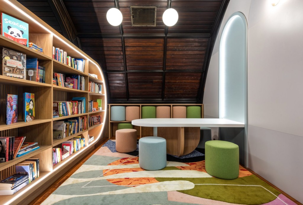 childrens-library-mkca-interiors-new-york-city-usa_dezeen_2364_col_1-1704×1154 MKCA cria biblioteca infantil para abrigo em Nova York