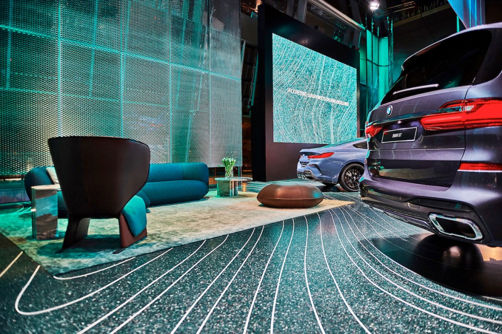 p90334866_highres_bmw-welt-new-space-f Patricia Urquiola cria piso inspirado na Aurora Polar para showroom da BMW