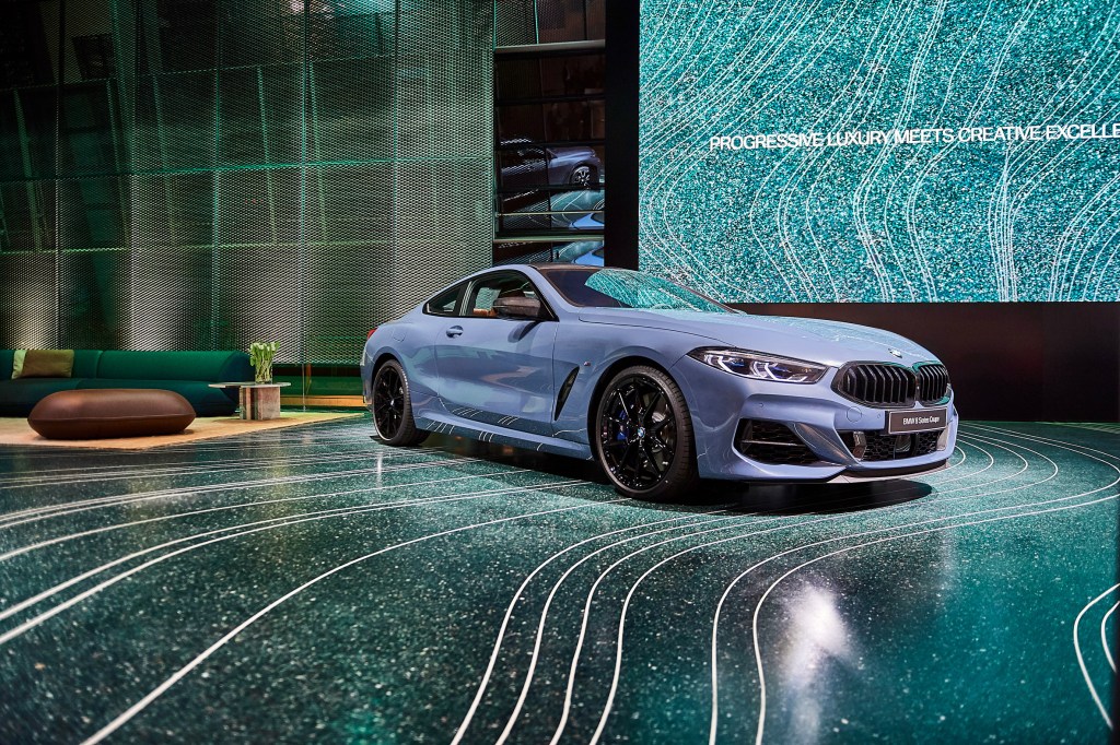 patricia-urquiola-bmw_dezeen_2364_col_16 Patricia Urquiola cria piso inspirado na Aurora Polar para showroom da BMW