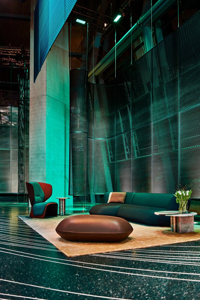 patricia-urquiola-bmw_dezeen_2364_col_24 Patricia Urquiola cria piso inspirado na Aurora Polar para showroom da BMW