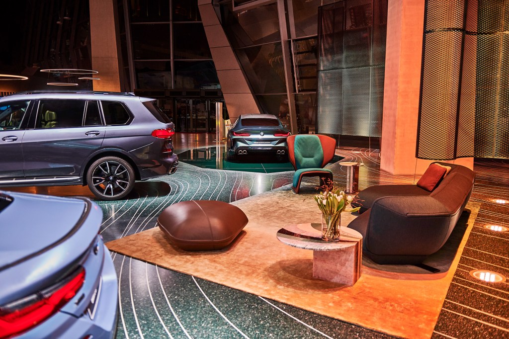 patricia-urquiola-bmw_dezeen_2364_col_26 Patricia Urquiola cria piso inspirado na Aurora Polar para showroom da BMW