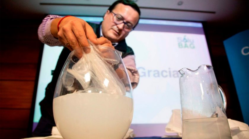 sacola-soluvel Engenheiros chilenos criam sacolas solúveis em água e que não poluem