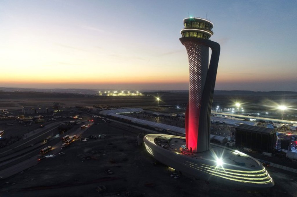 AECOM-pininfarina-air-traffic-control-tower-new-istanbul-airport-designboom-01 Pininfarina assina torre do aeroporto de Istambul, inspirado em tulipa