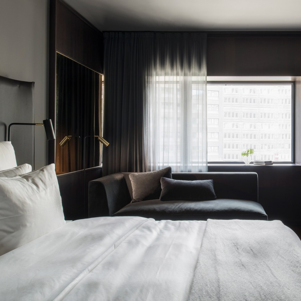 at-six-hotel-universal-design-studio-interiors-stockholm-sweden_dezeen_sq-c 10 hotéis, restaurantes e outros locais para visitar em Estocolmo