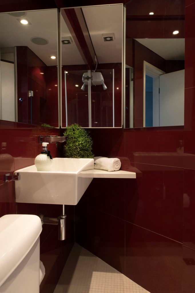 Banheiro-do-loft-assinado-pelo-arquiteto-Ricardo-Abreu-tem-metais-Meber-(1) Ricardo Abreu transforma apartamento de 27 m² em loft moderno