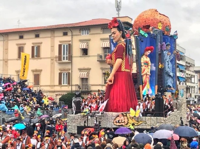download Carnaval de Viareggio: Conscientização ambiental e homenagem às mulheres