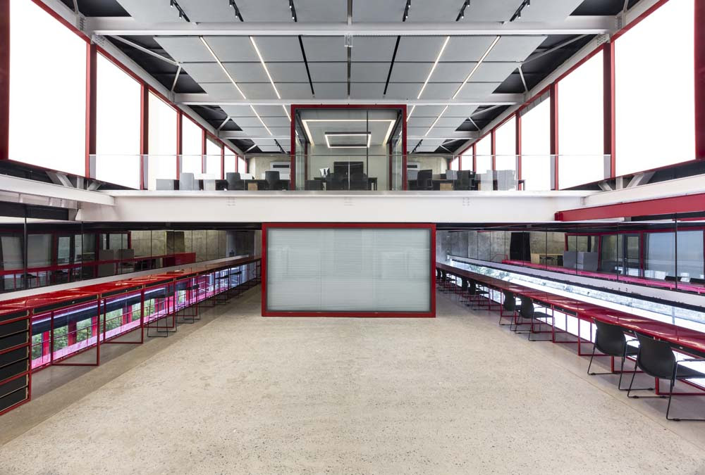 unnamed (1) Cubos e tom vermelho recriam obra de Paulo Mendes da Rocha em nova loja