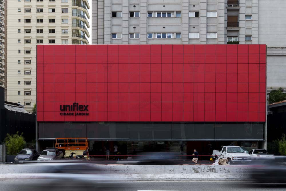 unnamed Cubos e tom vermelho recriam obra de Paulo Mendes da Rocha em nova loja