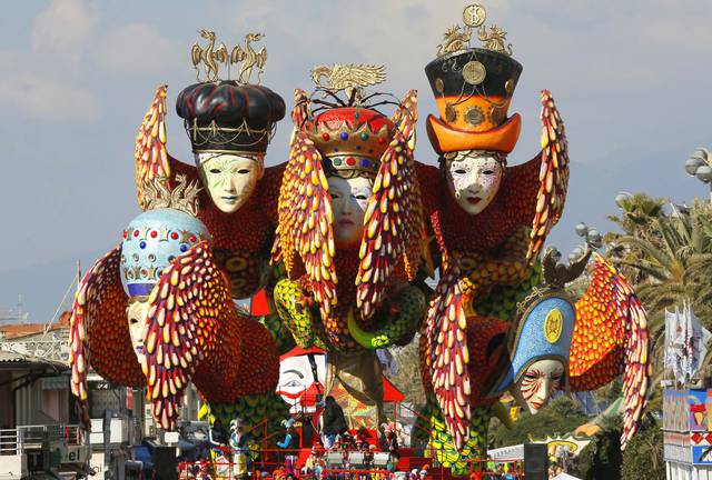 ITALY-CULTURE-CARNIVAL Carnaval de Viareggio: Conscientização ambiental e homenagem às mulheres