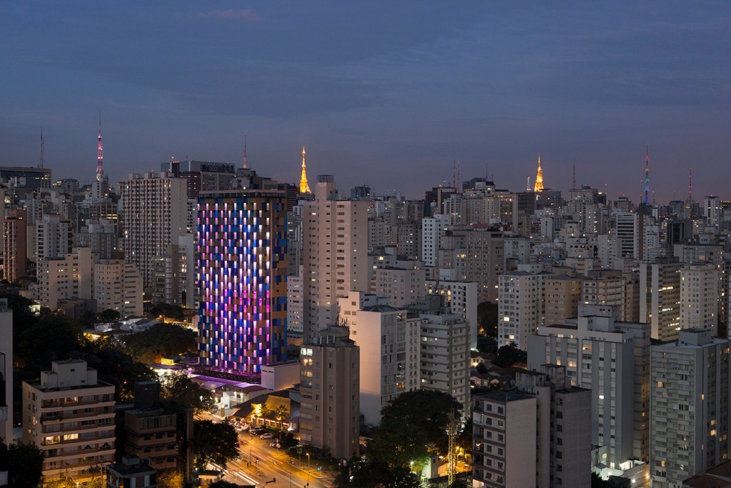 WZ.Hotel.FachadaGutoRequena.2919 Série “Designers do Brasil” exibe episódio sobre Guto Requena