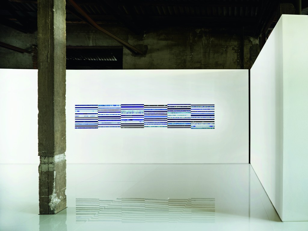 Assonanze Paola Lenti apresenta produtos por trás das cortinas de um teatro em Milão