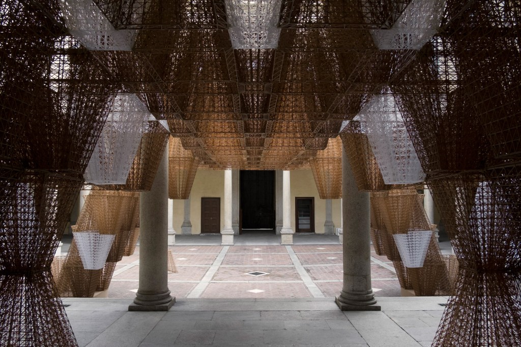 COS promove design circular com instalação de bioplástico na MDW19