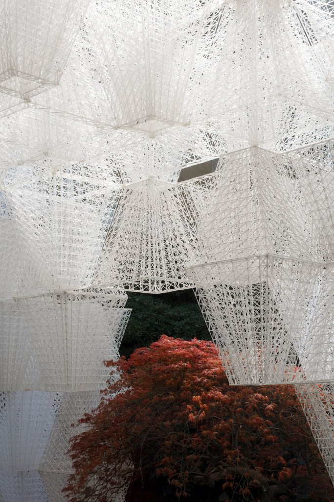 COS promove design circular com instalação de bioplástico na MDW19