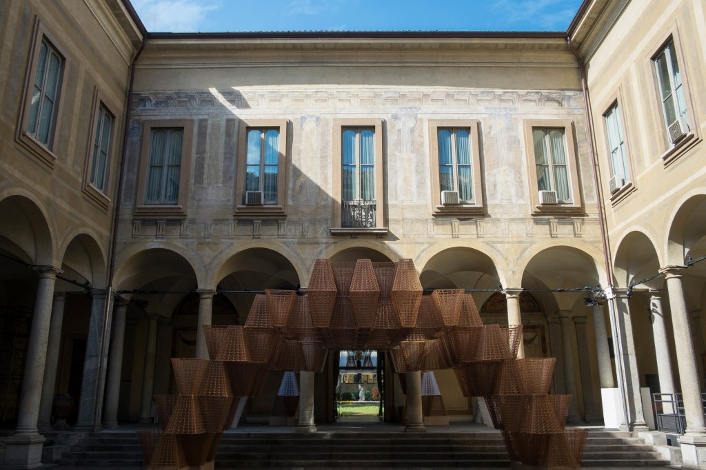 COS promove design circular com instalação de bioplástico na MDW19