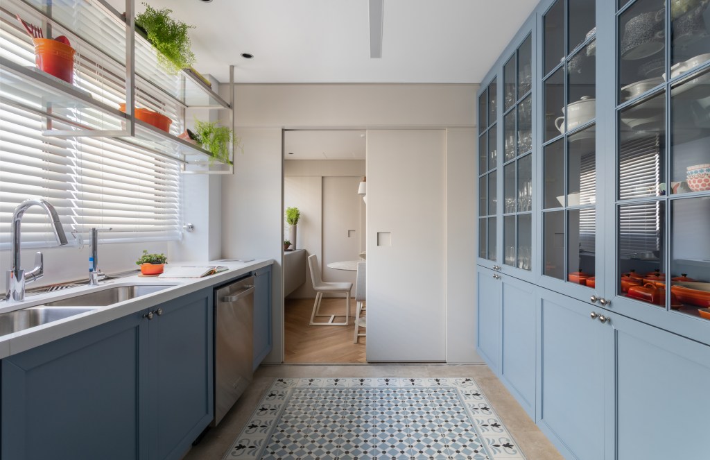 Marcenaria é solução em apartamento da Très Arquitetura