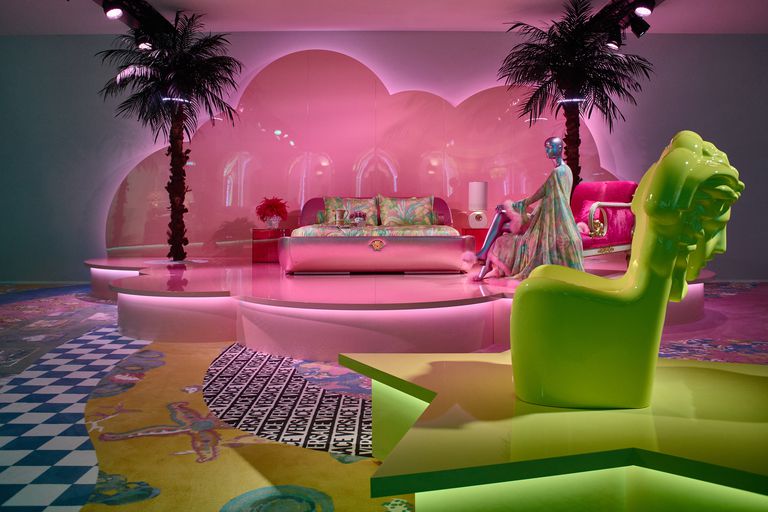 lqu1036-1554975460 Sasha Bikoff traz Miami para Milão na casa de Gianni Versace