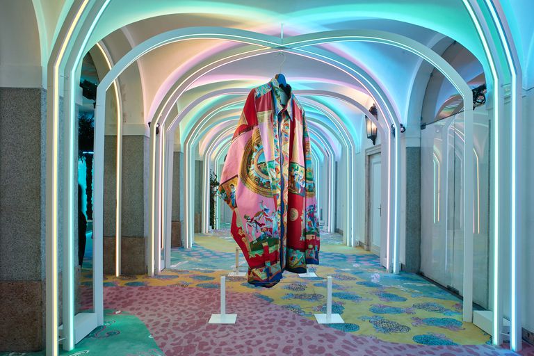 lqu1092-1554975688 Sasha Bikoff traz Miami para Milão na casa de Gianni Versace