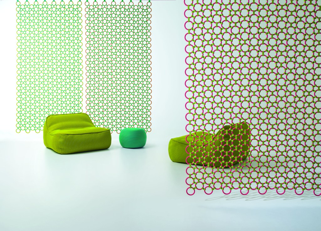 Mandala Paola Lenti apresenta produtos por trás das cortinas de um teatro em Milão