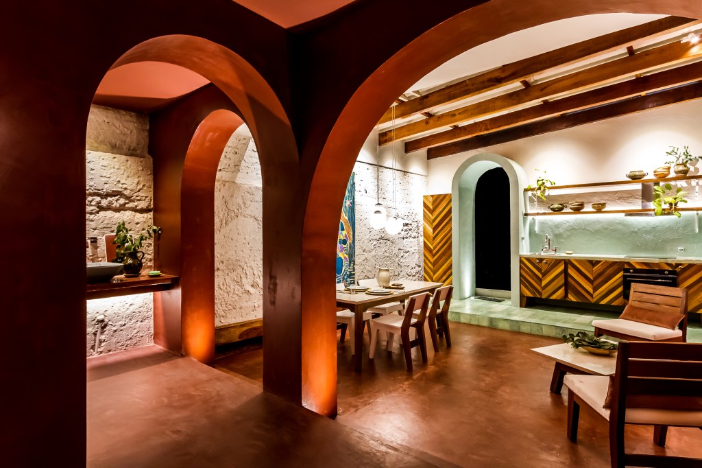 18. Loft (GABRIELA FRANCO – LAURA OTERO) Cores outonais e arcos compõem loft na CASACOR Bolívia 2019