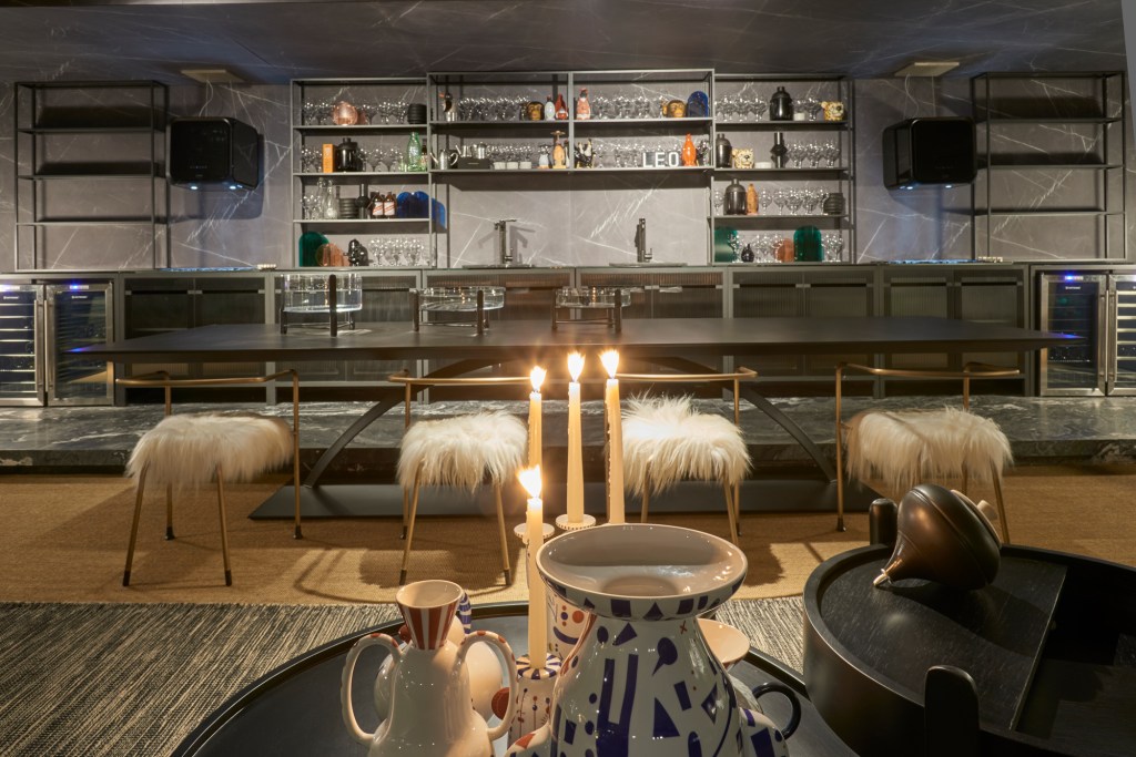 _JBF6553 Decoração criativa e tons de cinza compõem espaço na CASACOR Goiás