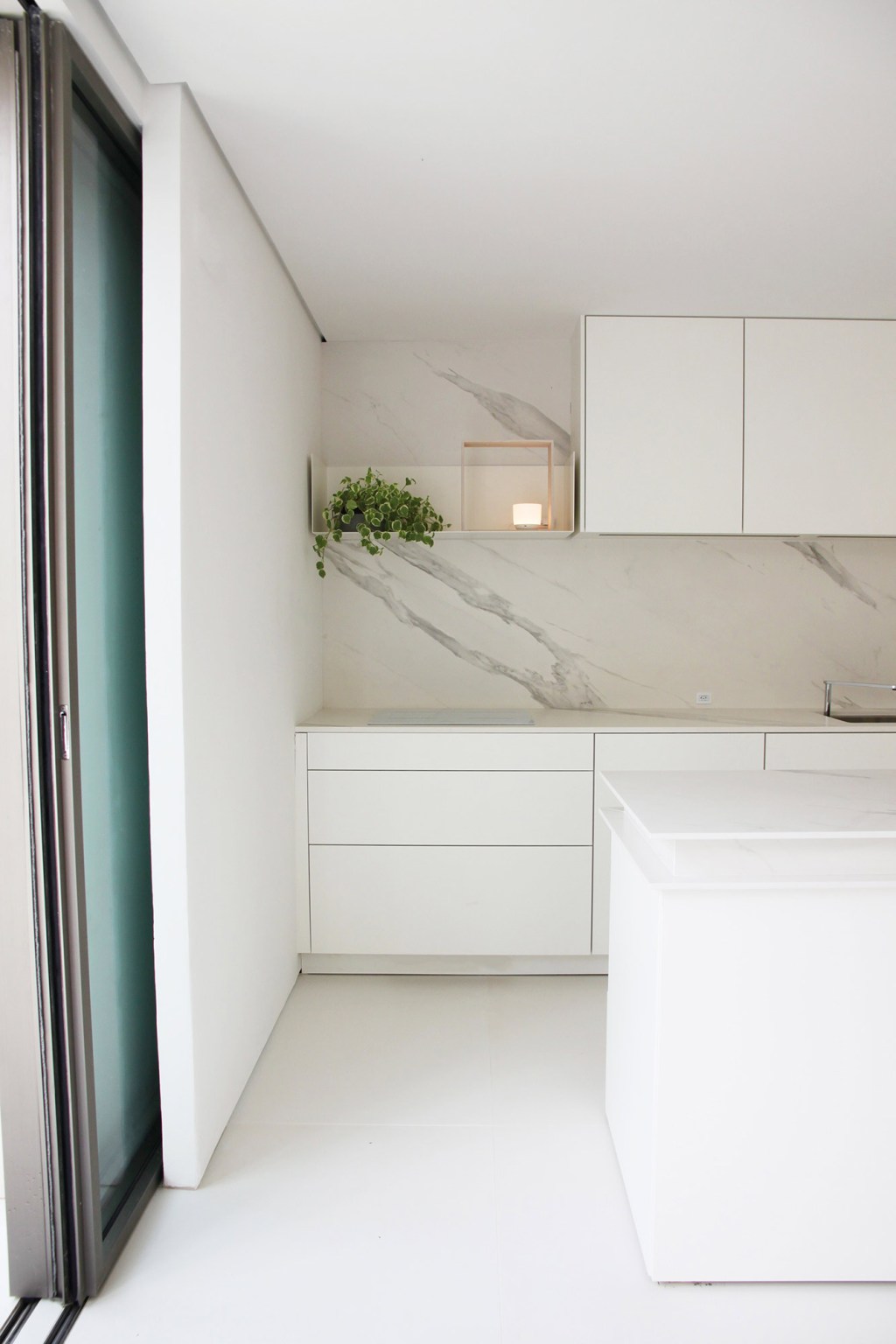 casa-conteiner-marilia-pellegrini-casacor-sp-2019-9 CASACOR SP: branco recobre contêiner minimalista de Marília Pellegrini