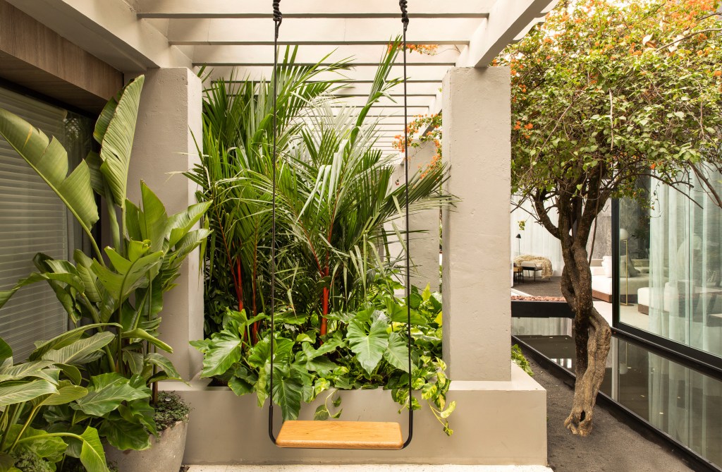 jardim-dos-sentidos-bia-abreu-casacor-sp-2019-felipe-araujo_2 CASACOR SP 2019: tropical conversa com linhas retas no Jardim do Sentidos