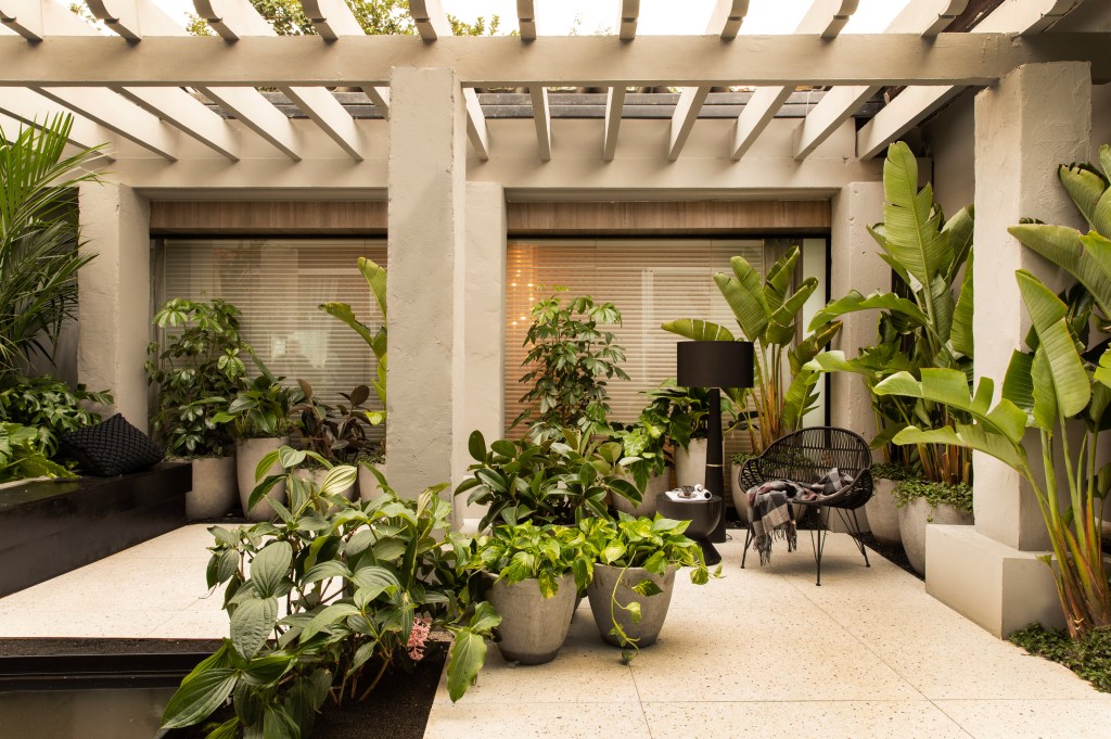 jardim-dos-sentidos-bia-abreu-casacor-sp-2019-felipe-araujo_3 CASACOR SP 2019: tropical conversa com linhas retas no Jardim do Sentidos