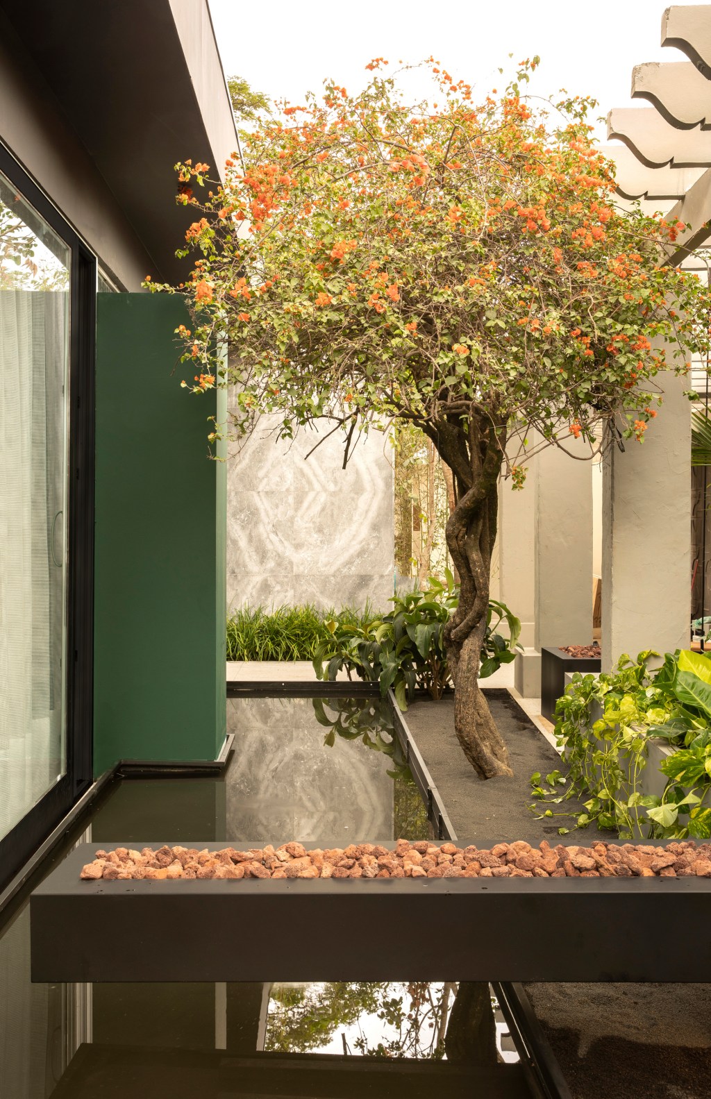 jardim-dos-sentidos-bia-abreu-casacor-sp-2019-felipe-araujo_6 CASACOR SP 2019: tropical conversa com linhas retas no Jardim do Sentidos