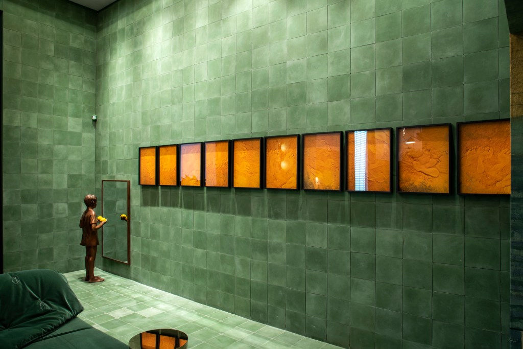 naomi-abe-living-do-colecionador-casacor-sp-2019_4 De Lina Bo Bardi a Di Cavalcanti, sala reserva preciosidades na CASACOR SP