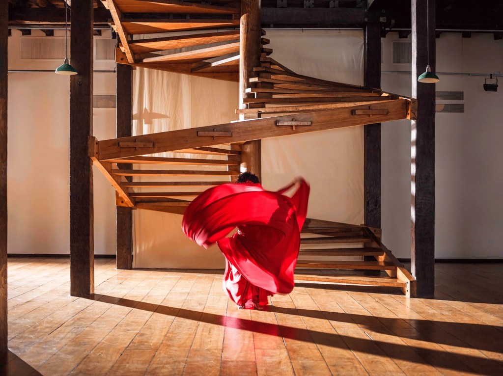 o-que-e-um-museu-escadaria-mam-ba-© Isaac Julien, cortesia do artista e Victoria Miro, Londres : Veneza_1 Lina Bo Bardi é tema de poesia visual em Londres