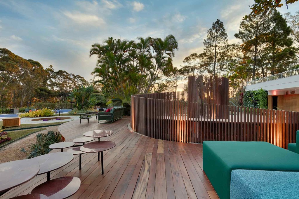 b_Espaço-OCA-da-Casa-Cor-Minas-2019-assinado-pelo-trio-de-arquitetos-Murad-Mohamad,-Jéssica-Sarriá-e-Bárbara-Barbi-_-foto-5 OCA de aço dispõe de curvas orgânicas na paisagem da CASACOR MG