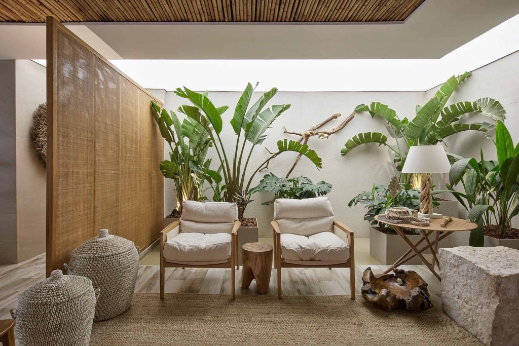 Costa mexicana inspira muita madeira em sala de banho da CASACOR Brasília