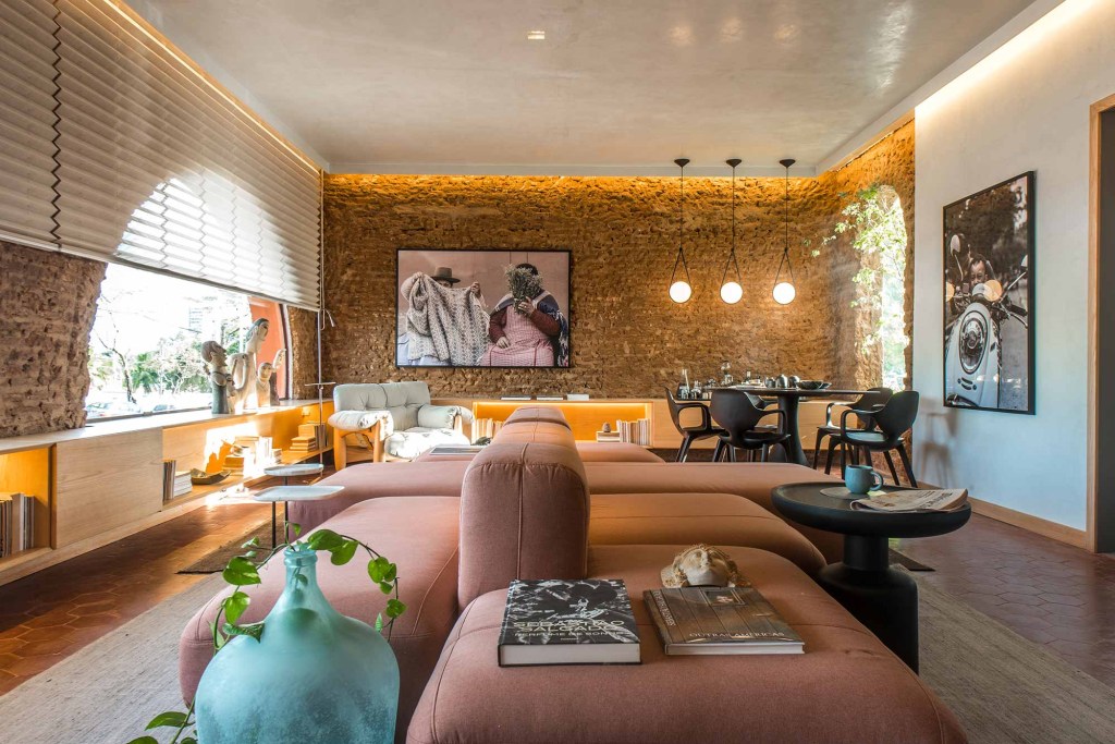 living-do-explorador-rita-pinheiro-rodrigo-gurgel-rio-grande-do-norte-2019-alberto-medeiros Decoração de viagem inspira dois livings na CASACOR RN 2019