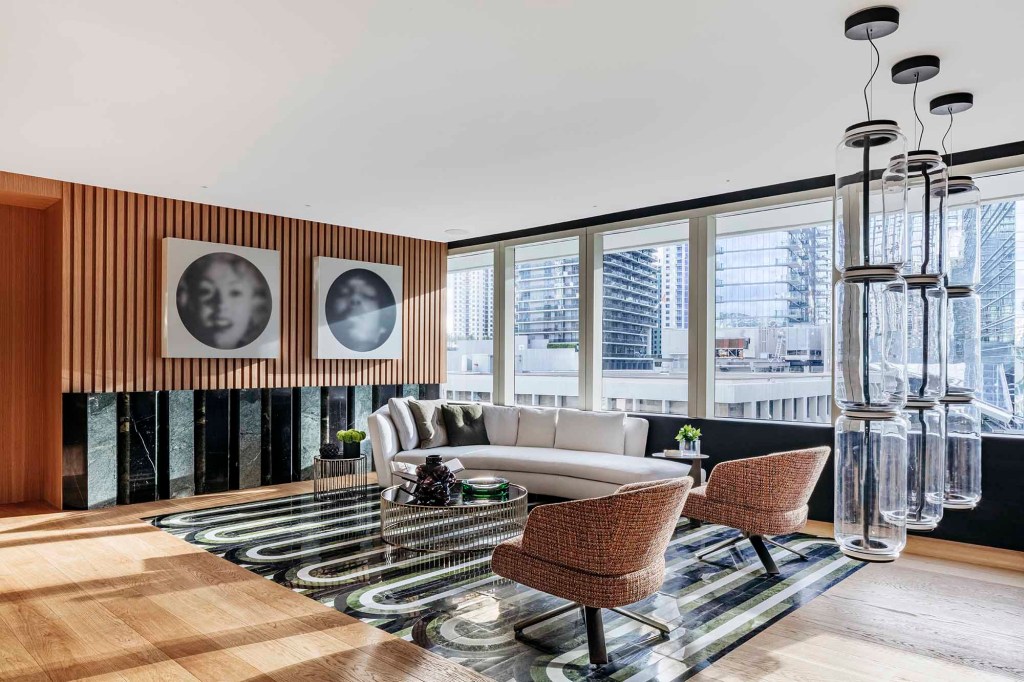 CASACOR_MIAMI_2019_Tamara_Feldman_B10_057-HDR-Edit_FULL-RES Living em Miami conquista o olhar com combinação elegante de revestimentos