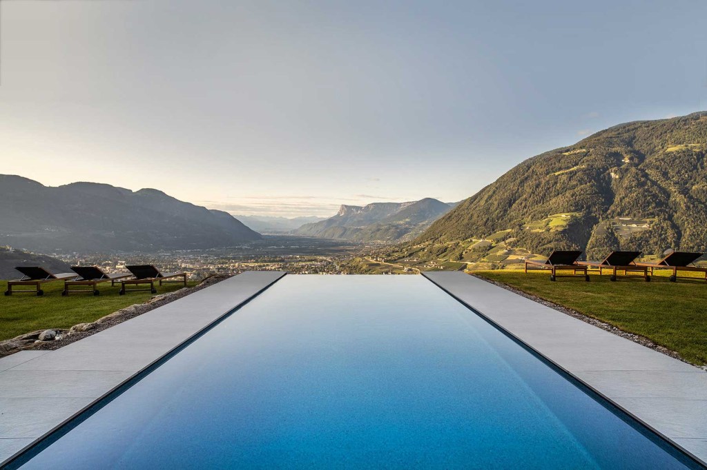 Hotel no norte da Itália incorpora paisagem de vinhedos na arquitetura