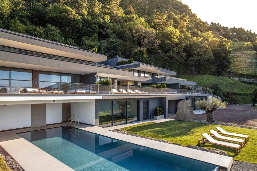 Hotel no norte da Itália incorpora paisagem de vinhedos na arquitetura