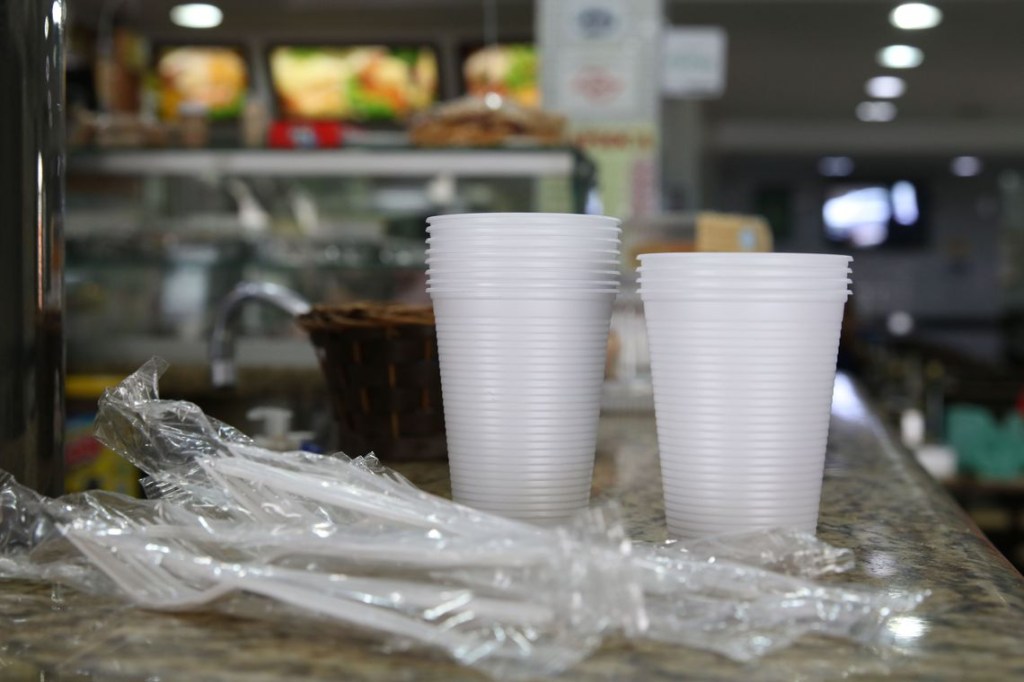 copos_e_talheres_de_plastico_abr_1301209255 Lei proíbe distribuição de copos e talheres de plástico em São Paulo