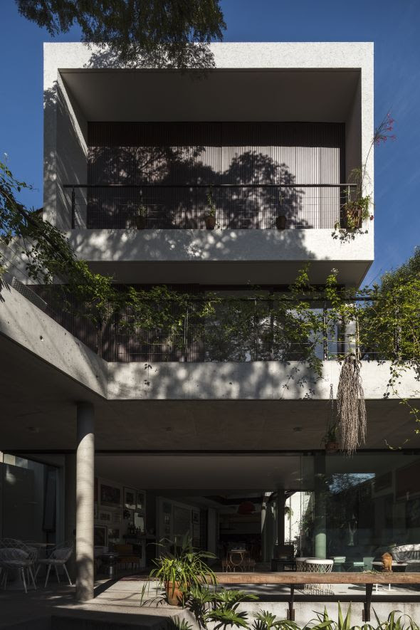 residencia-ic-rmma 11 Concreto, vidro, vigas metálicas e paredes brancas originam casa de 348 m²