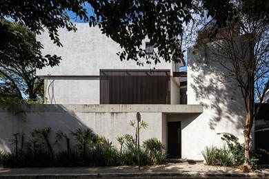 residencia-ic-rmma 6 Concreto, vidro, vigas metálicas e paredes brancas originam casa de 348 m²