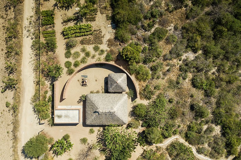 alvaro-siza-pavilhao-01 Álvaro Siza cria pavilhão com argila e folhas secas no México
