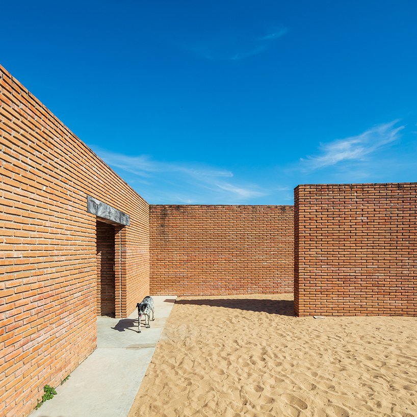 alvaro-siza-pavilhao-03 Álvaro Siza cria pavilhão com argila e folhas secas no México