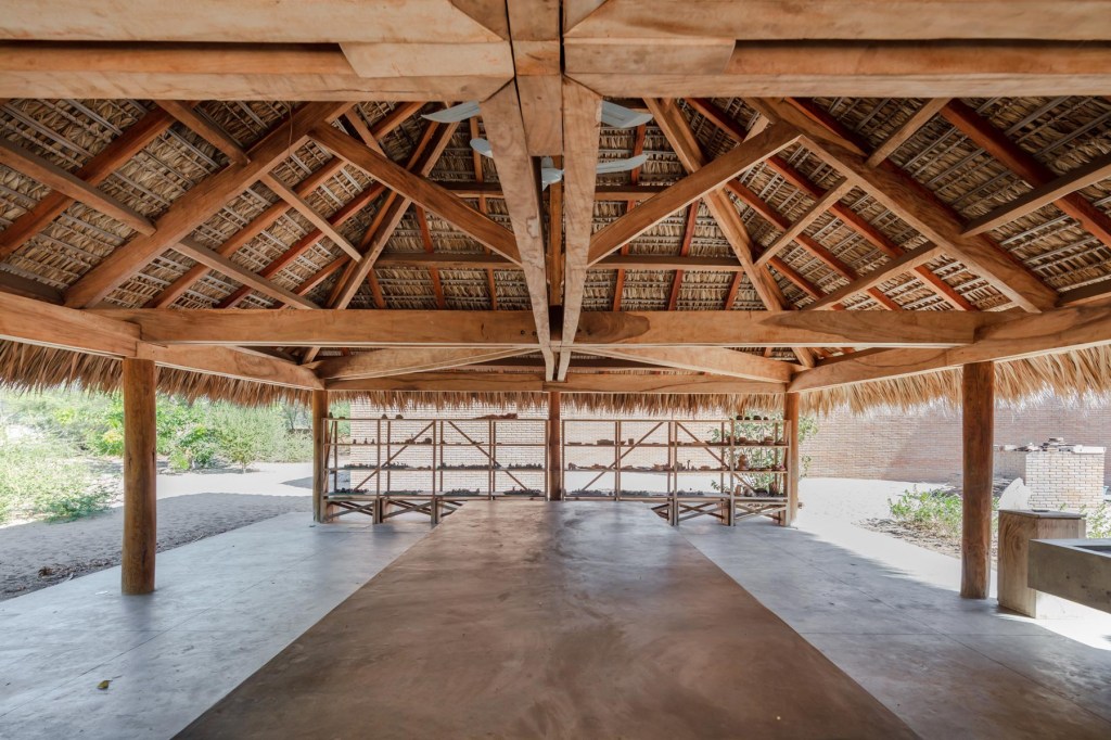alvaro-siza-pavilhao-05 Álvaro Siza cria pavilhão com argila e folhas secas no México