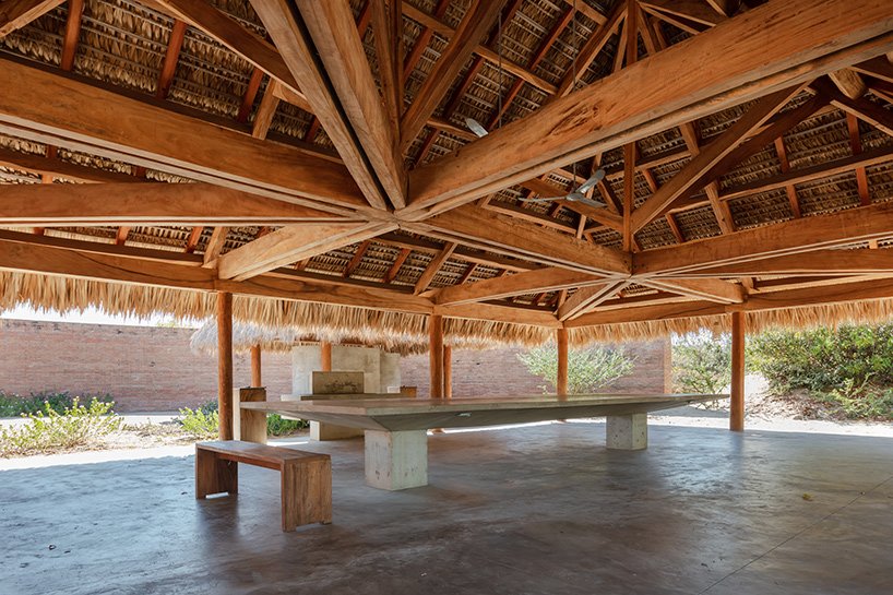 alvaro-siza-pavilhao-06 Álvaro Siza cria pavilhão com argila e folhas secas no México