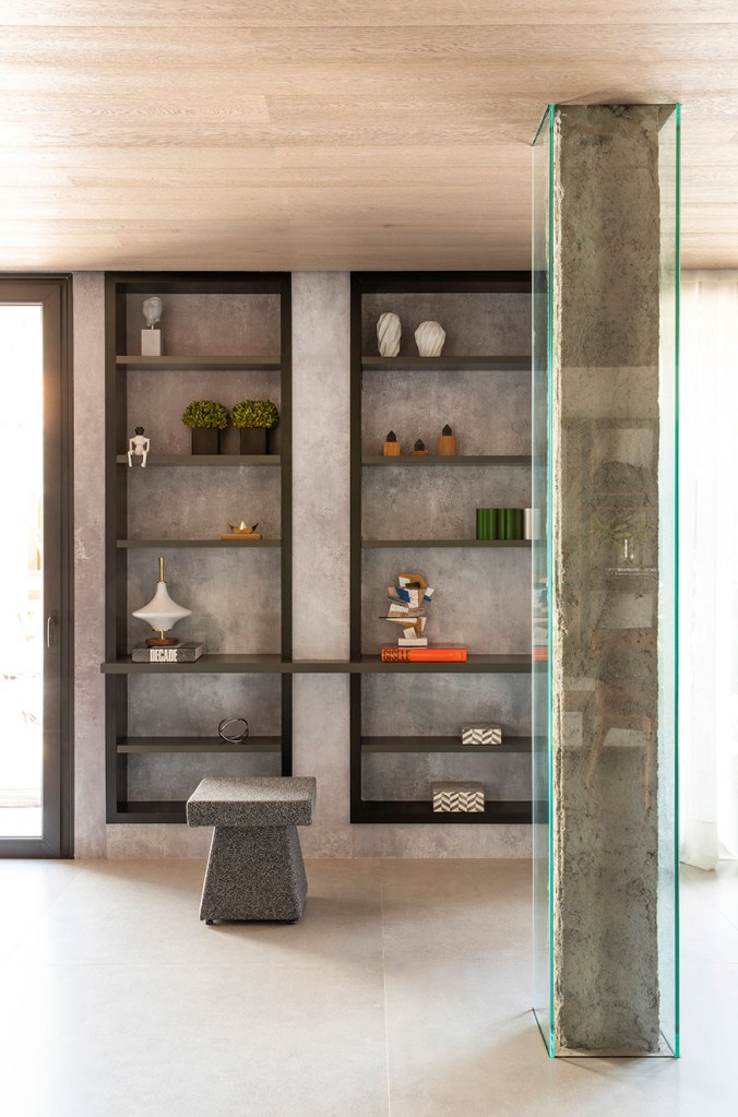Madeira de freijó e design assinado garantem atemporalidade de living