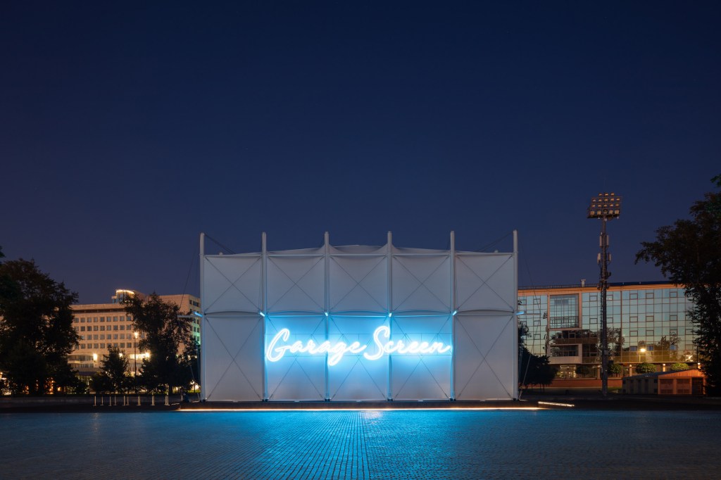 Snkh-pop-up-cinema-bedouin-tent-oma-garage-museum-contemporary-art-moscow_dezeen_2364_col_6 Cinema pop-up foi inspirado por construções nômades em Moscou