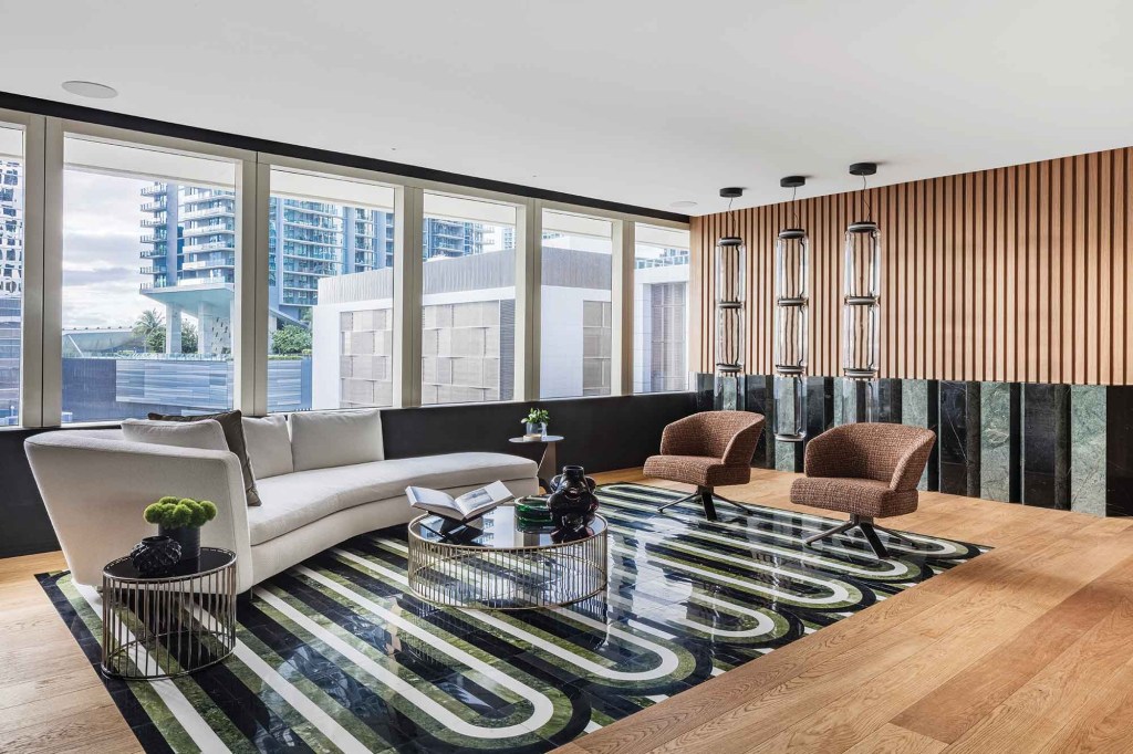 the-amalgam-tamra-feldman-casacor-miami-2019-kris-tamburello-2 Living em Miami conquista o olhar com combinação elegante de revestimentos
