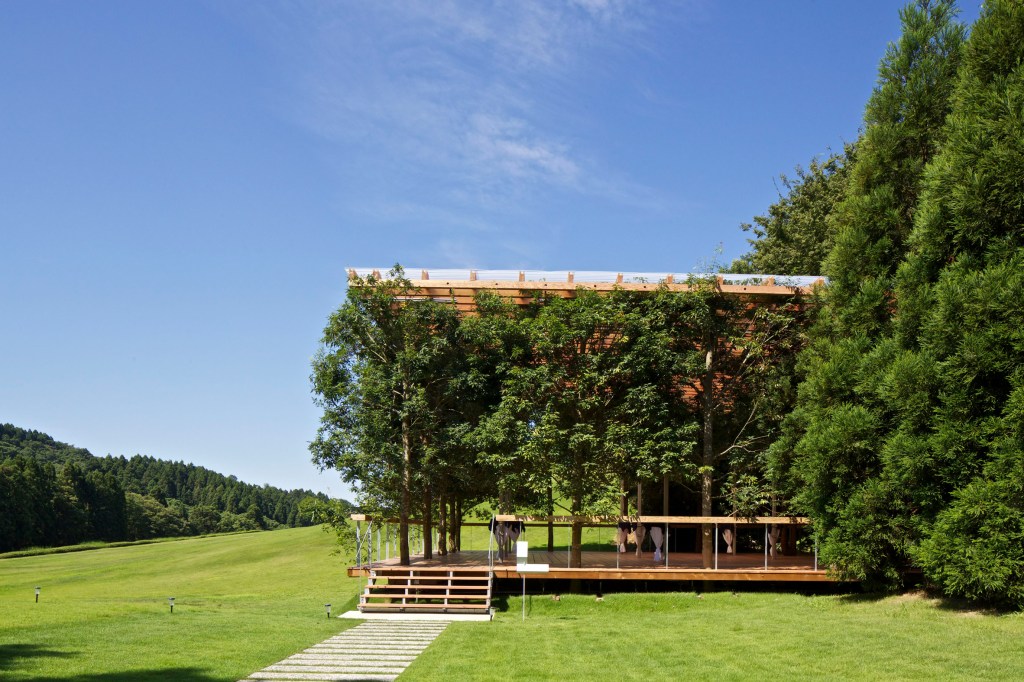 white-arbor-and-open-air-theater-apl-design-workshop-architecture-japan_dezeen_2364_col_3 Quando arquitetura é natureza: conheça este teatro ao ar livre no Japão